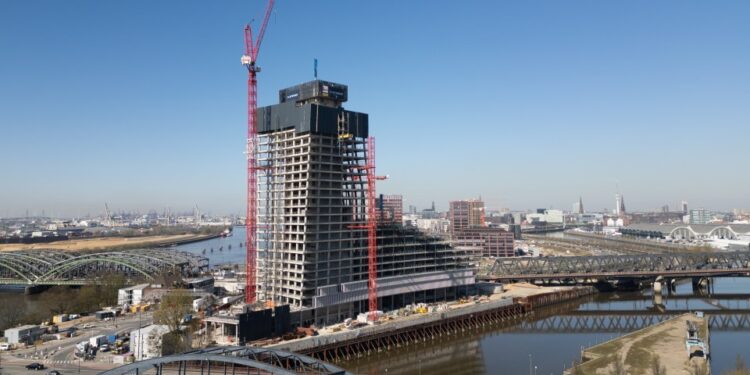 Vista aérea de The Elbtower High-Rise en construcción en Hamburgo, Alemania.
