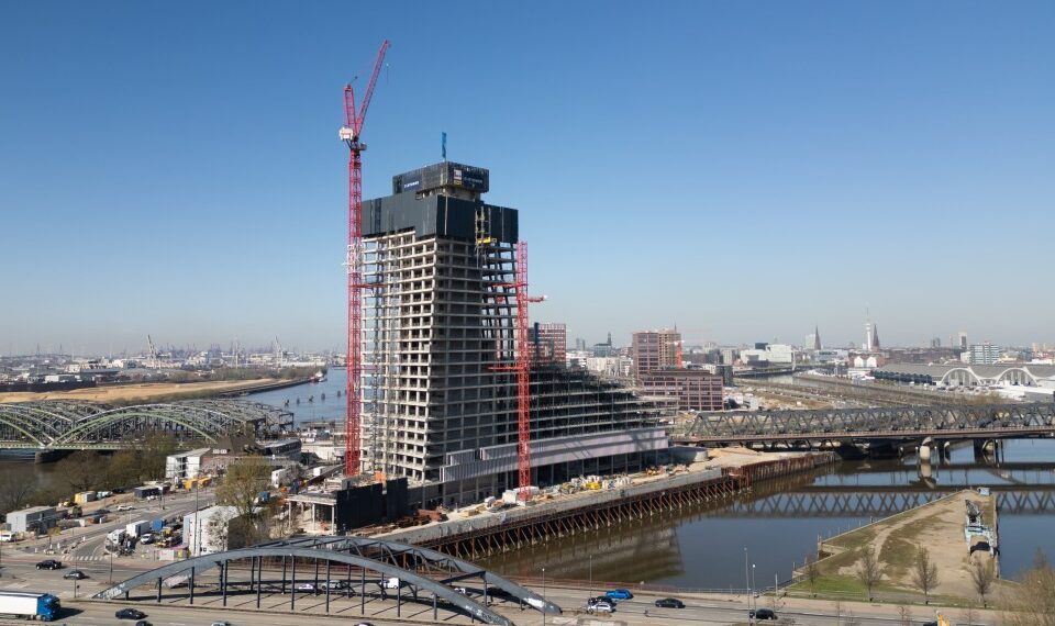 Vista aérea de The Elbtower High-Rise en construcción en Hamburgo, Alemania.