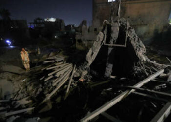 Una vista de los daños en un área golpeada por un ataque aéreo estadounidense en Sanaa, Yemen, el 23 de marzo de 2025.