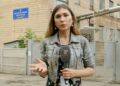 Un periodista ucraniano que informa fuera de un edificio.