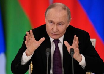 Vladimir Putin hablando en una conferencia de prensa.