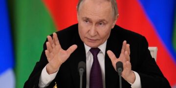 Vladimir Putin hablando en una conferencia de prensa.