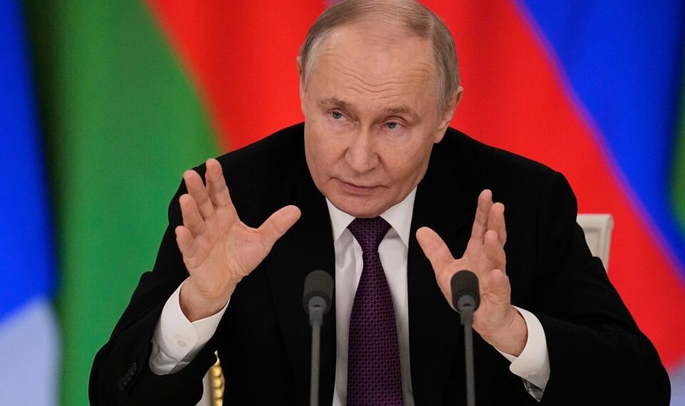 Vladimir Putin hablando en una conferencia de prensa.