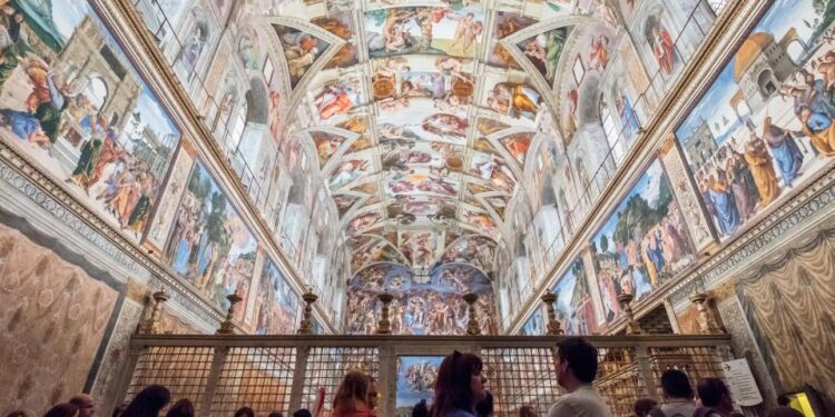 Turistas que ven el techo de la Capilla Sixtine de Michelangelo.