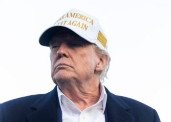 Donald Trump con un "Hacer que Estados Unidos sea genial de nuevo" sombrero.
