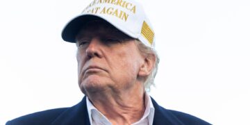 Donald Trump con un "Hacer que Estados Unidos sea genial de nuevo" sombrero.