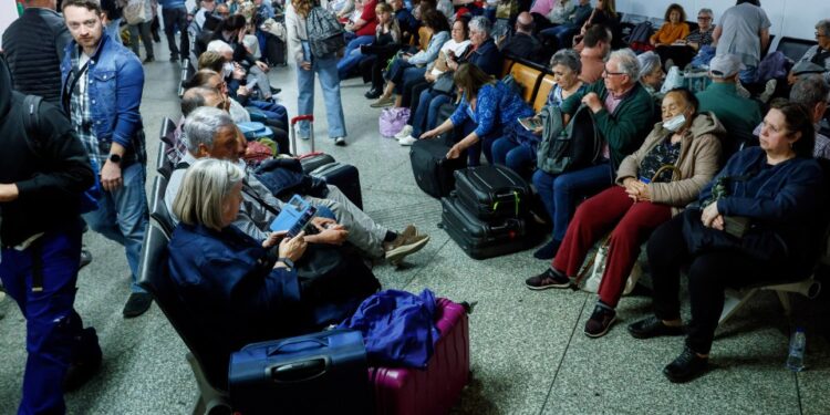 Pasajeros que esperan en una estación de tren después de un corte de energía.