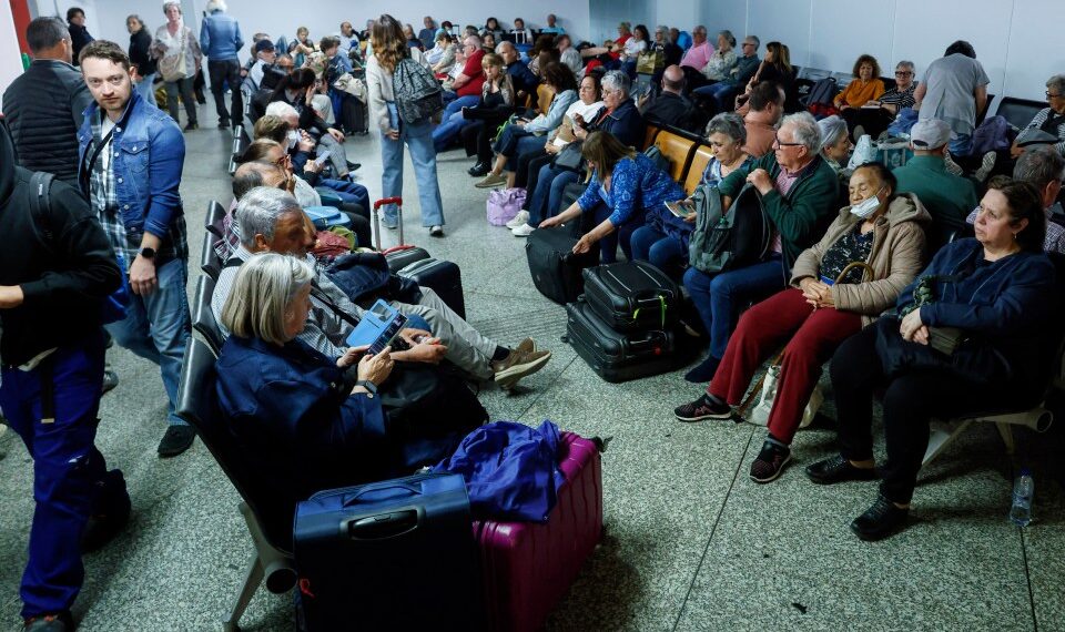 Pasajeros que esperan en una estación de tren después de un corte de energía.