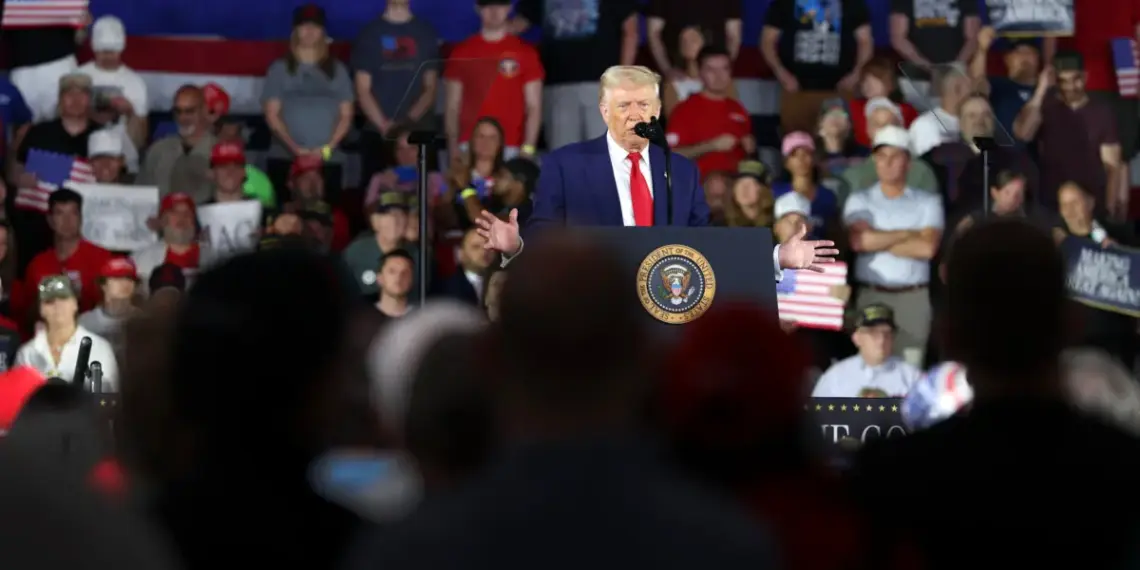El presidente Donald Trump habla durante una manifestación en Macomb Community College en Warren, Michigan, el 29 de abril de 2025. (Scott Olson/Getty Images)