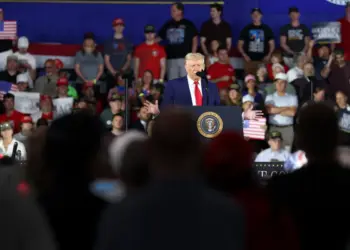 El presidente Donald Trump habla durante una manifestación en Macomb Community College en Warren, Michigan, el 29 de abril de 2025. (Scott Olson/Getty Images)