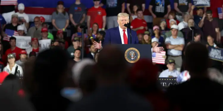 El presidente Donald Trump habla durante una manifestación en Macomb Community College en Warren, Michigan, el 29 de abril de 2025. (Scott Olson/Getty Images)