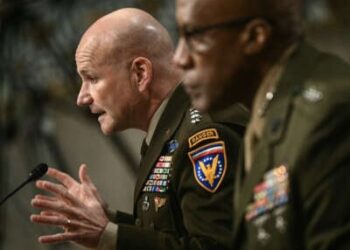 Generales Christopher Cavoli y Michael Langley Tesfiy durante una audiencia del Comité de Servicios Armados del Senado sobre el año fiscal 2026 Solicitudes de presupuesto de defensa, sobre Capitol Hill en Washington, DC, el 3 de abril de 2025.