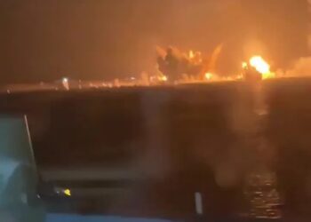 Video nocturno de explosiones.