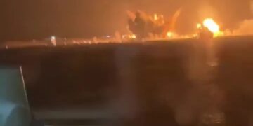 Video nocturno de explosiones.