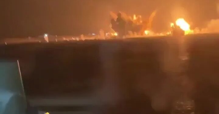 Video nocturno de explosiones.