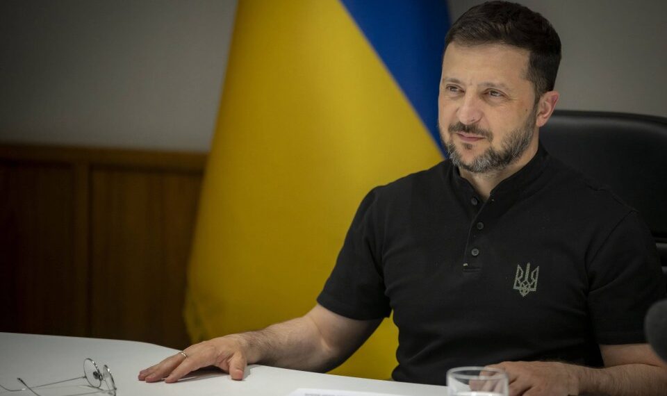 Volodymyr Zelenskyy dando comentarios de videoconferencia.