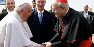 El Papa Francisco saluda al arzobispo del cardenal de Budapest Peter Erdo