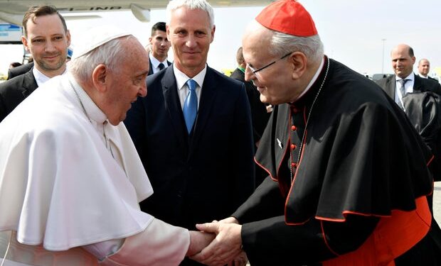 El Papa Francisco saluda al arzobispo del cardenal de Budapest Peter Erdo