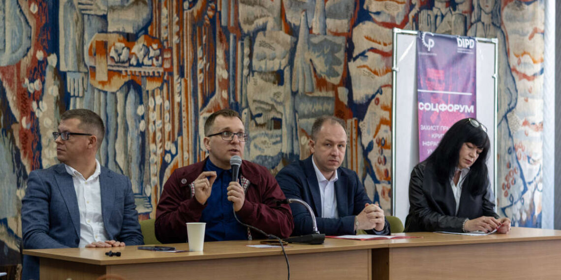 Vitaliy Dudin habla en la Conferencia del 27 de abril, Protección de trabajadores de infraestructura crítica en tiempos de guerra organizados por Sotsialnyi Rukh.