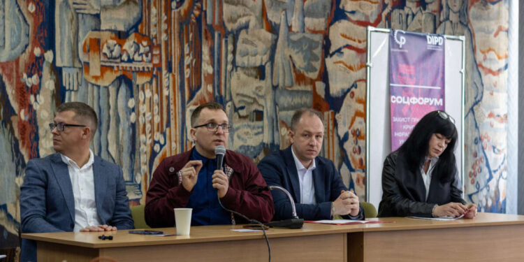 Vitaliy Dudin habla en la Conferencia del 27 de abril, Protección de trabajadores de infraestructura crítica en tiempos de guerra organizados por Sotsialnyi Rukh.