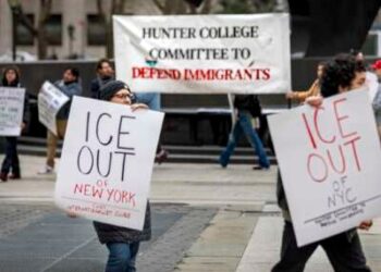 Los estudiantes y la facultad de la Universidad de la Ciudad de Nueva York (CUNY) tienen una manifestación que apoya a los estudiantes internacionales que han sido revocados por la administración Trump, en el bajo Manhattan, el 11 de abril de 2025.