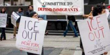 Los estudiantes y la facultad de la Universidad de la Ciudad de Nueva York (CUNY) tienen una manifestación que apoya a los estudiantes internacionales que han sido revocados por la administración Trump, en el bajo Manhattan, el 11 de abril de 2025.
