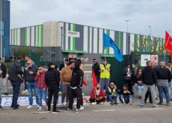 La gente se reúne en protesta fuera de un almacén de Amazon