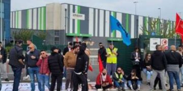 La gente se reúne en protesta fuera de un almacén de Amazon