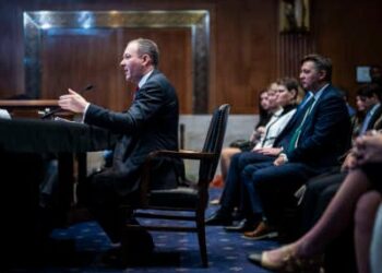 Lee Zeldin, candidato al presidente electo Donald Trump para ser administrador de la Agencia de Protección Ambiental, habla durante su audiencia de confirmación de Medio Ambiente y Obras Públicas del Senado en Capitol Hill el 16 de enero de 2025, en Washington, DC
