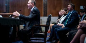 Lee Zeldin, candidato al presidente electo Donald Trump para ser administrador de la Agencia de Protección Ambiental, habla durante su audiencia de confirmación de Medio Ambiente y Obras Públicas del Senado en Capitol Hill el 16 de enero de 2025, en Washington, DC