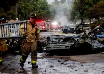 Los bomberos trabajan en el sitio donde un pequeño avión se estrelló contra un San Diego, California, el 22 de mayo de 2025. (Sandy Huffaker/AFP a través de Getty Images)