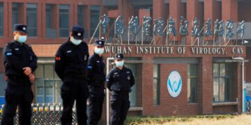 Personal de seguridad fuera del Instituto de Virología Wuhan.