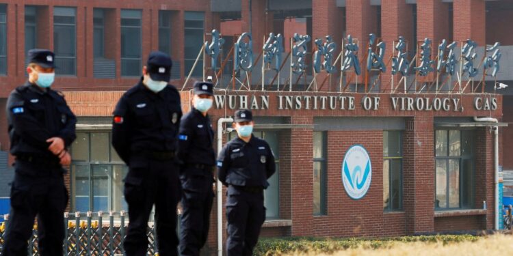 Personal de seguridad fuera del Instituto de Virología Wuhan.
