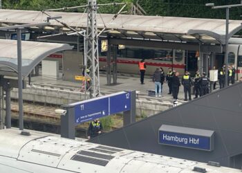 Oficiales de policía en una escena del crimen en la estación central de Hamburgo.