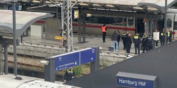 Oficiales de policía en una escena del crimen en la estación central de Hamburgo.