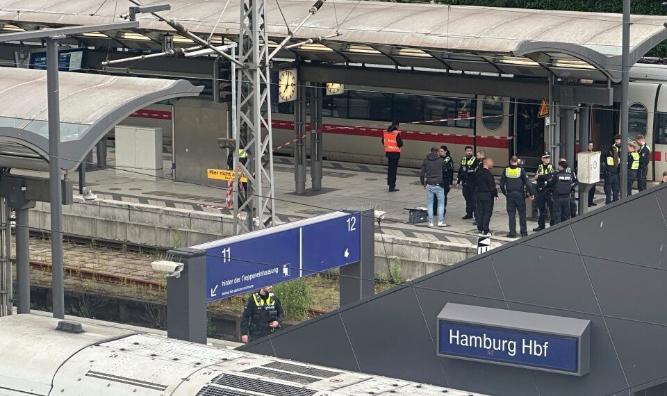 Oficiales de policía en una escena del crimen en la estación central de Hamburgo.