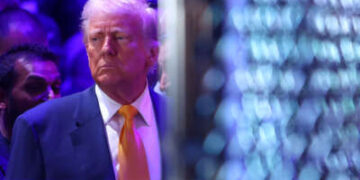 El presidente de los Estados Unidos, Donald Trump, asiste a UFC 314 en el Centro Kaseya el 12 de abril de 2025 en Miami, Florida.