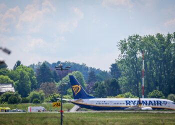 Avión de Ryanair en una pista después de una amenaza de bomba.