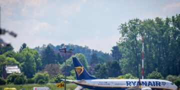 Avión de Ryanair en una pista después de una amenaza de bomba.