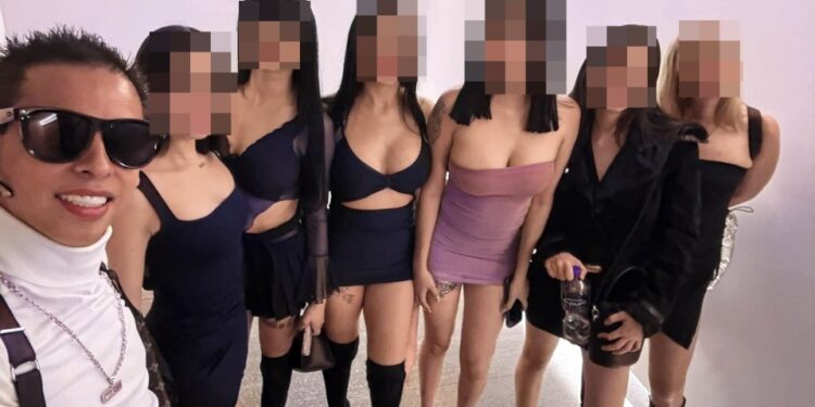 Foto de Alex Marin con varias mujeres; caras borrosas.