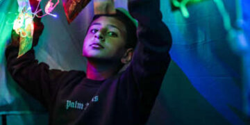 Un niño pone las luces en su tienda para eid