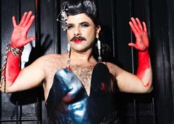 Artista de arrastre Mama Ganuush.