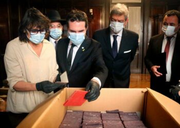 Funcionarios que examinan documentos nazis encontrados en la Corte Suprema de Argentina.