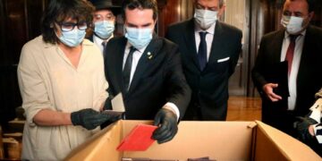 Funcionarios que examinan documentos nazis encontrados en la Corte Suprema de Argentina.