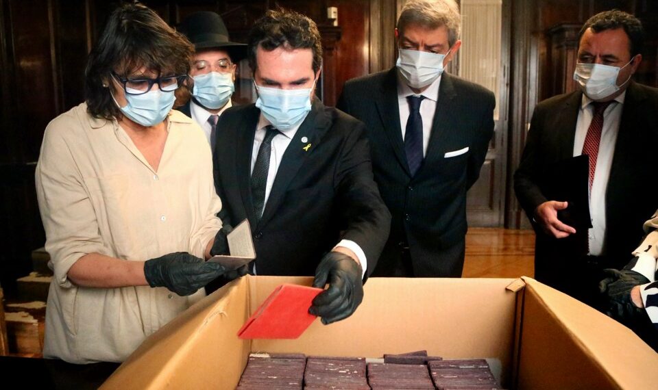Funcionarios que examinan documentos nazis encontrados en la Corte Suprema de Argentina.