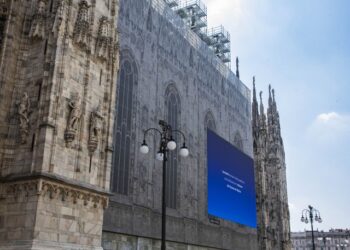 Un hombre de 35 años saltando de la Catedral de Milán.