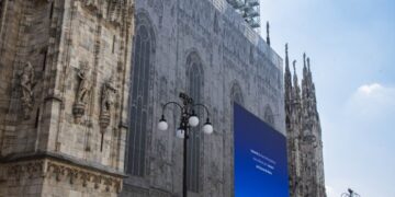 Un hombre de 35 años saltando de la Catedral de Milán.