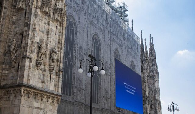Un hombre de 35 años saltando de la Catedral de Milán.