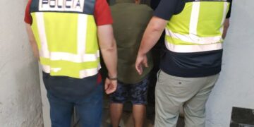Oficiales de policía que arrestaron a un sospechoso.