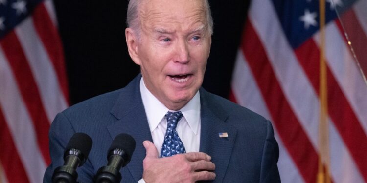 Presidente Biden hablando en una conferencia.